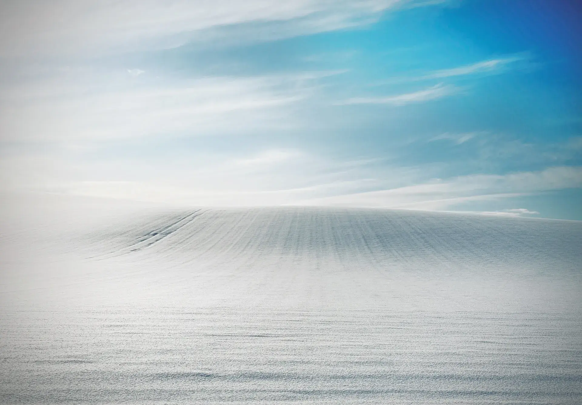 雪に覆われた北海道の風景と丹丘蒸留所 — 東川町のクラフトウイスキー蒸留所