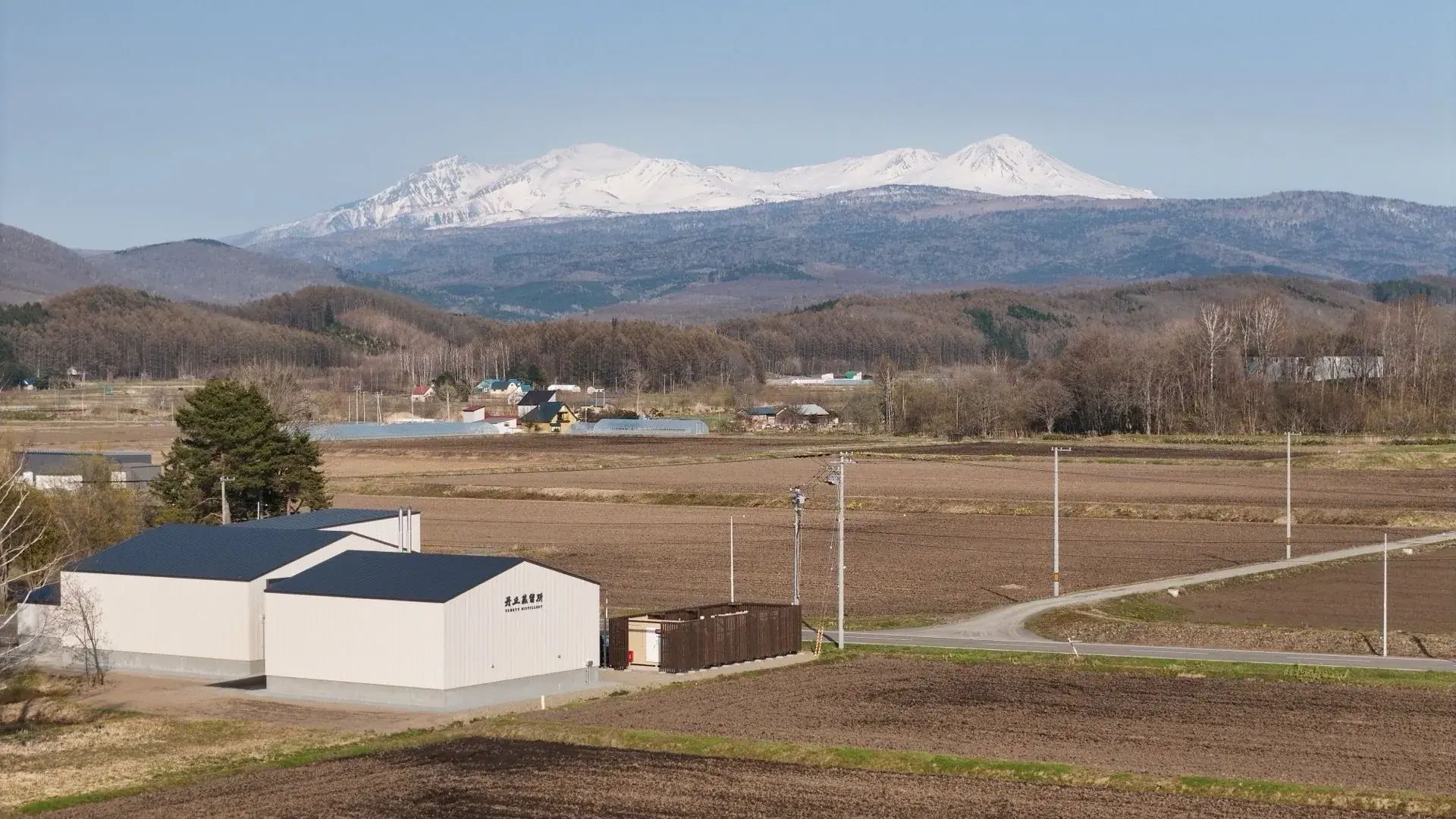東川町の丹丘蒸留所の空撮写真 — 北海道蒸留所見学ツアーの目的地