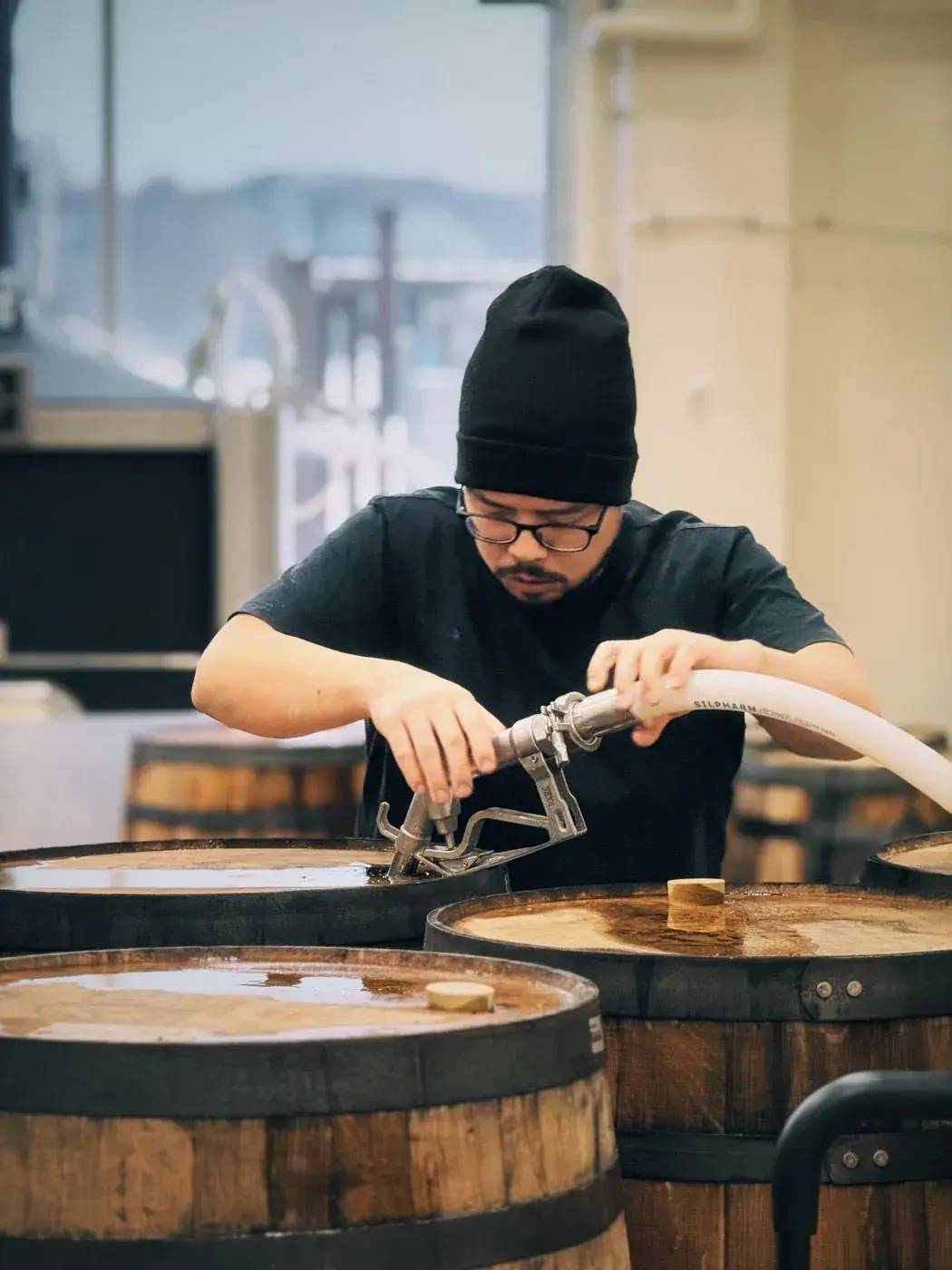 新しい樽へのスピリッツ充填作業