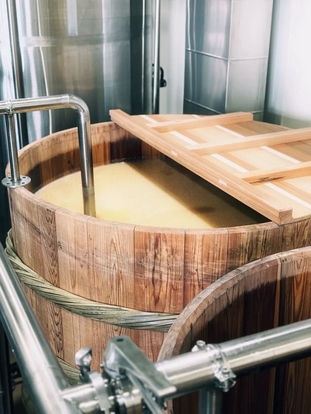 伝統的な木桶発酵槽